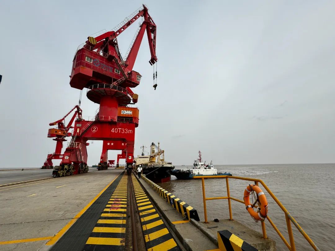 拼搏竞进奋勇争先洋口港通用码头完成首次外籍货轮靠泊装卸作业