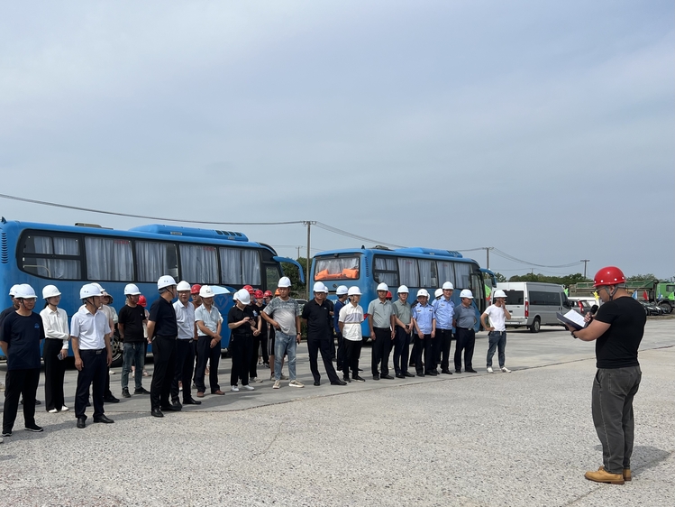 在随后召开的会议上,与会人员共同观看了洋口港经济开发区,大豫镇港口