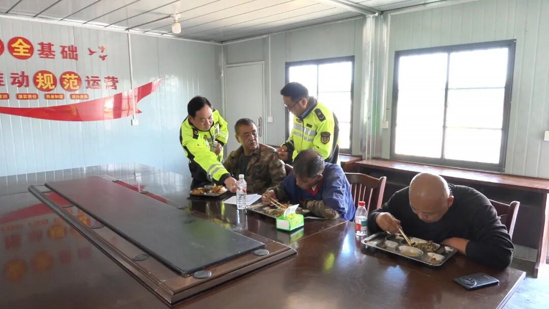 多双筷子暖旅途 宝应交通执法显温情