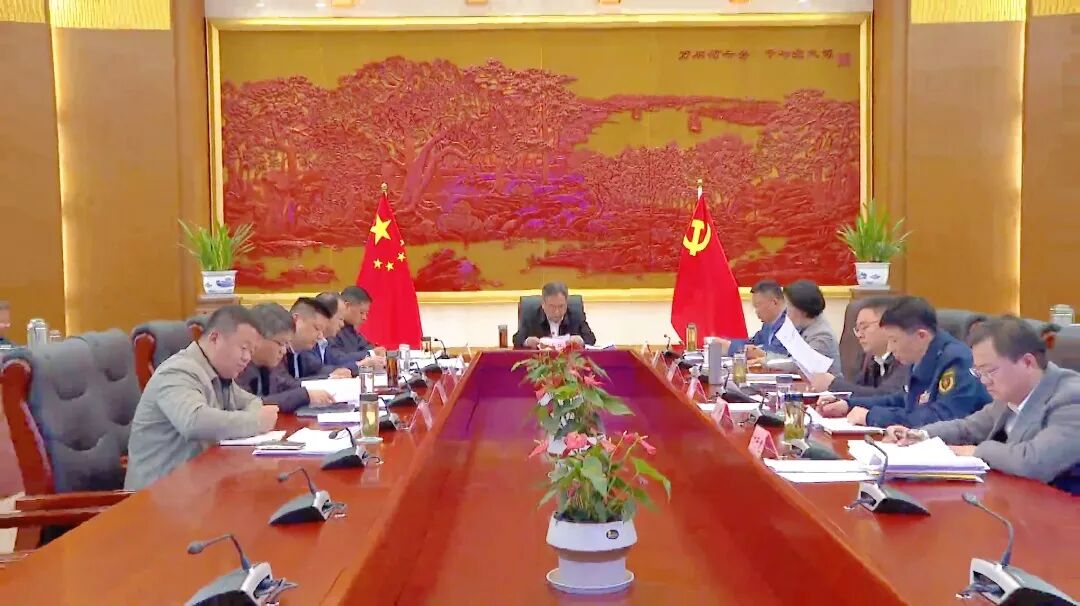 县委书记张小辉主持召开县委理论学习中心组学习会