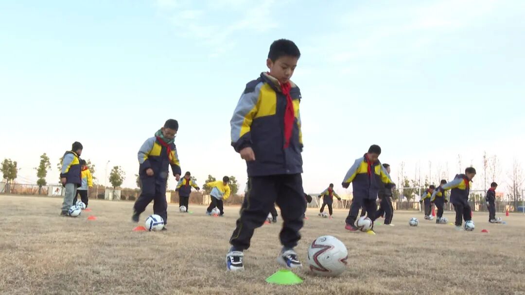 实验小学新城校：带球奔跑！足球社团点亮少年梦