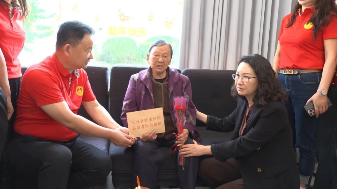 宝应县特水乡情爱心协会开展慰问烈士母亲活动