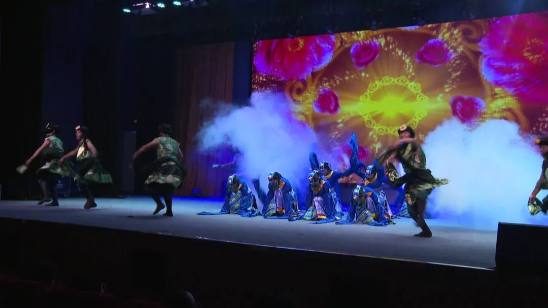 玛多县文化艺术团赴宝应县西安丰镇开展文艺汇演