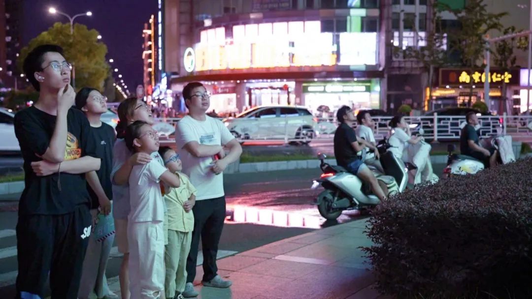 宝应户外大屏直播“苏超” “第二现场”同样精彩