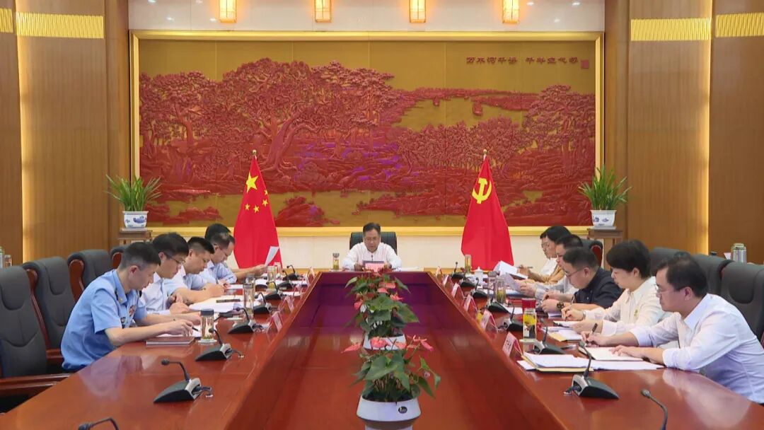 县委书记张小辉主持召开县委常委会会议