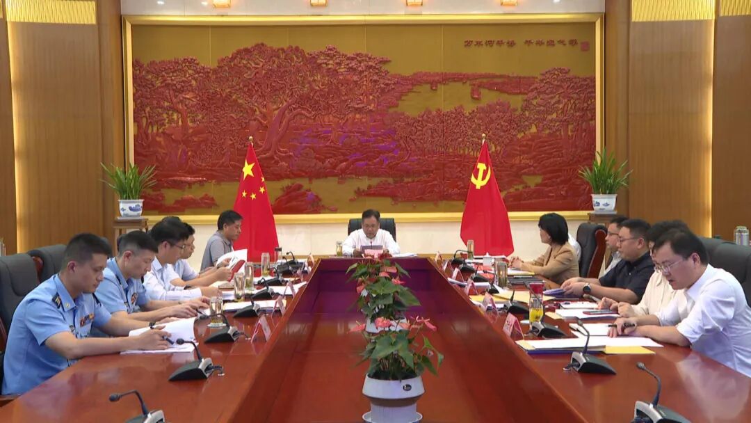 县委书记张小辉主持召开县委常委议军会议