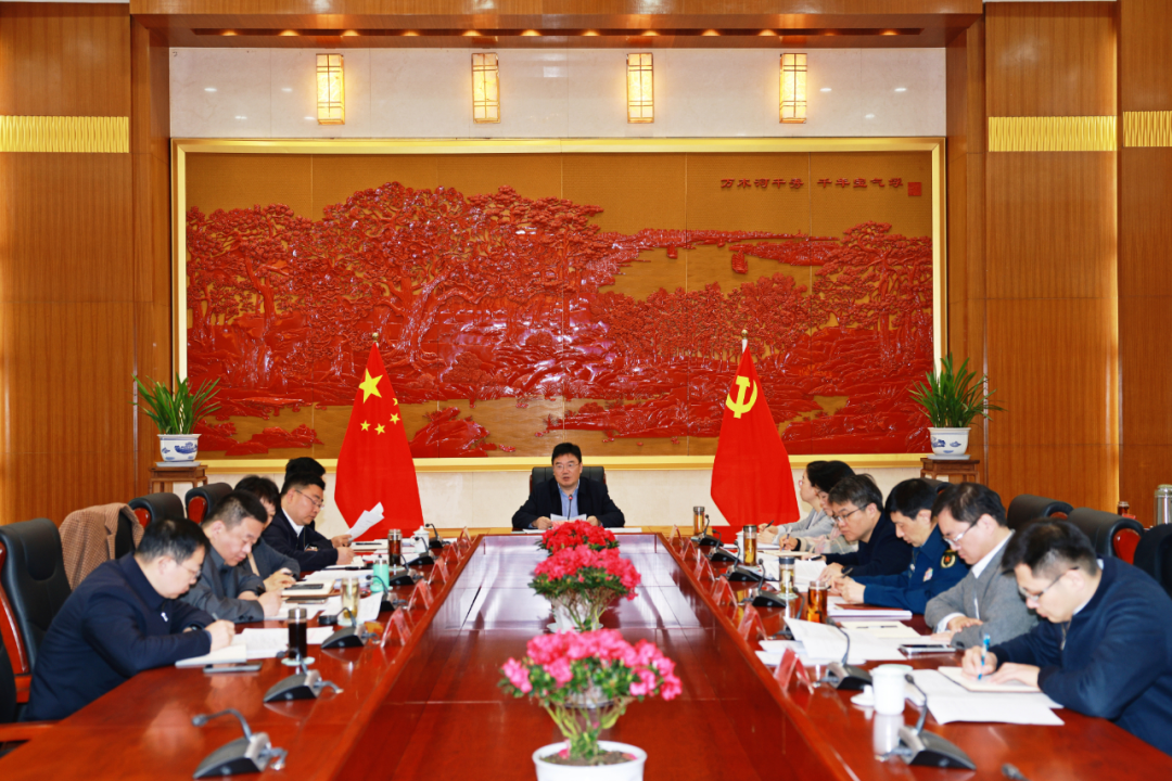 县委书记胡晓峰主持召开县委常委会会议